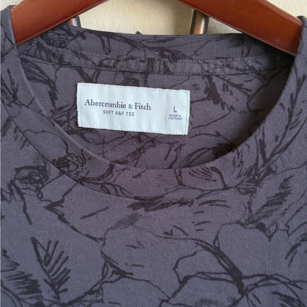 EUC Abercrombie & Fitch T-shirt Men’s Large - Picture 9 of 9